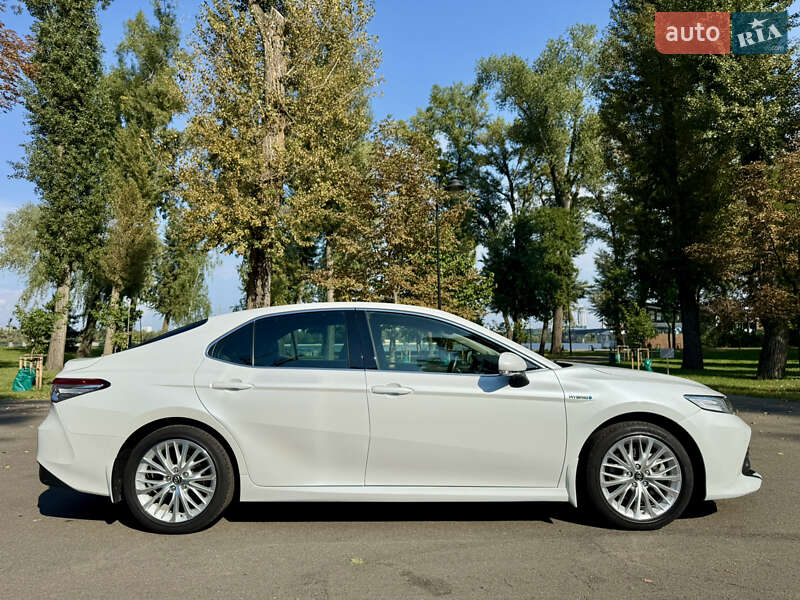 Седан Toyota Camry 2019 в Киеве