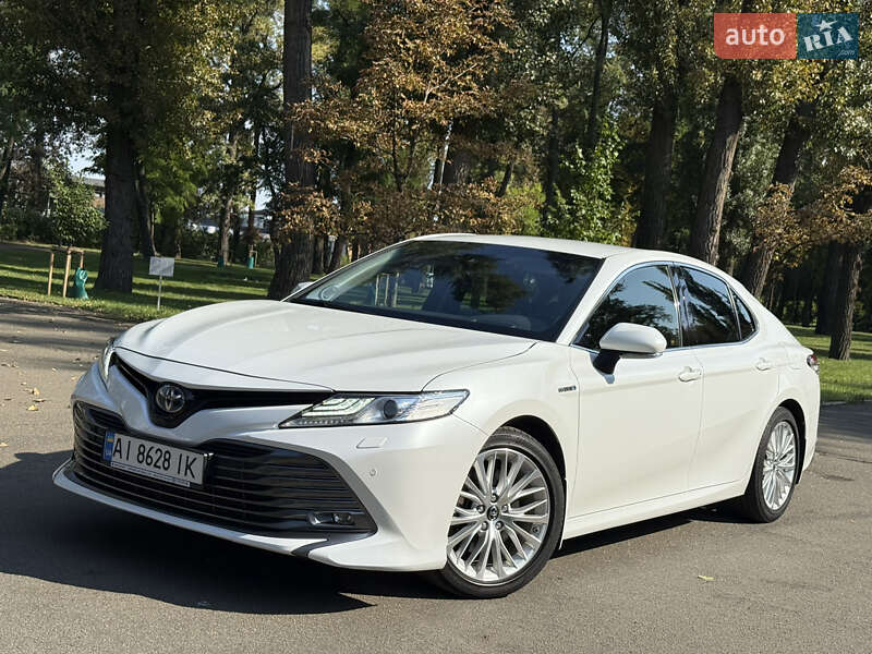 Седан Toyota Camry 2019 в Киеве