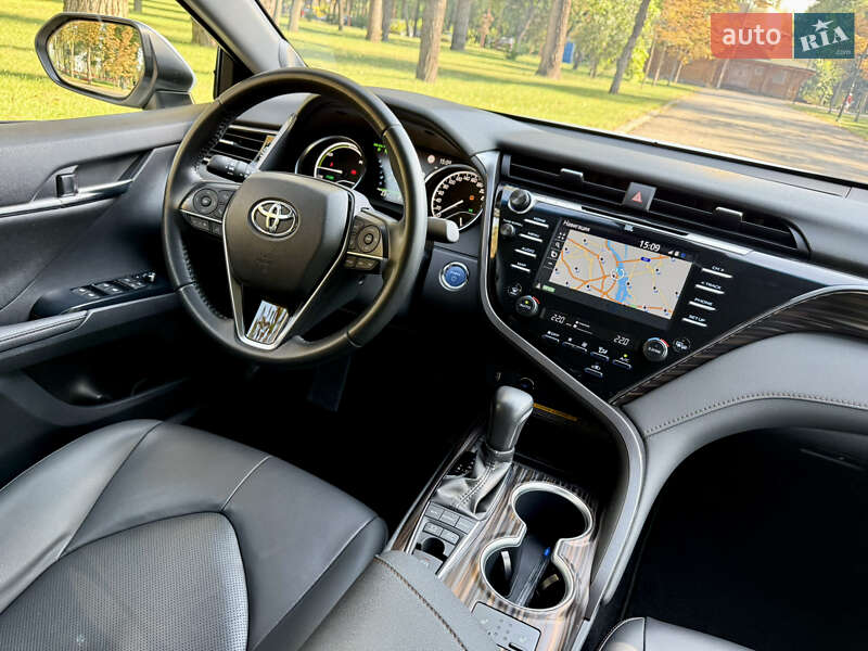 Седан Toyota Camry 2019 в Киеве