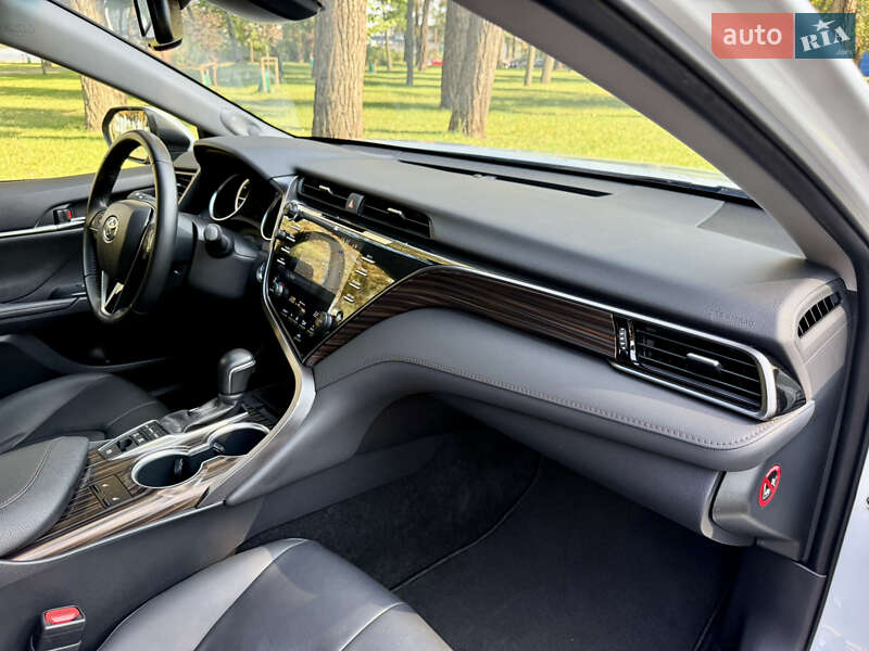 Седан Toyota Camry 2019 в Киеве