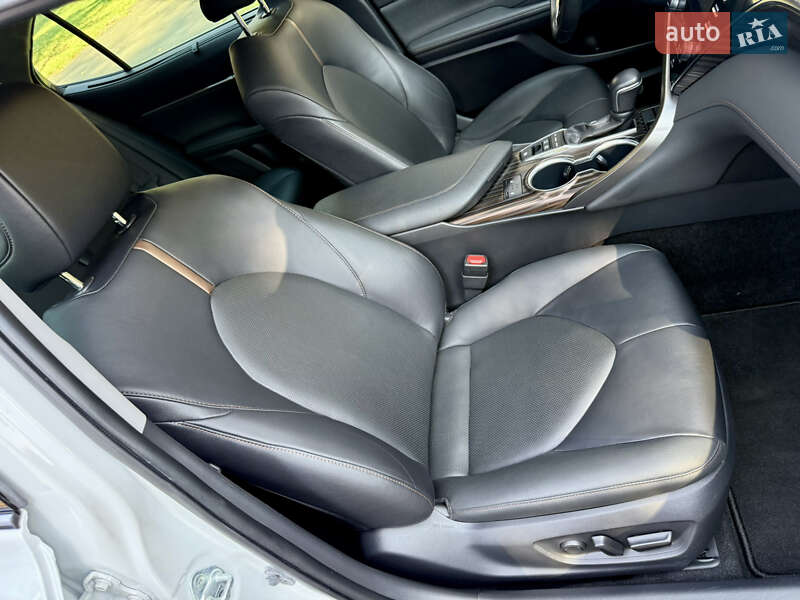 Седан Toyota Camry 2019 в Киеве