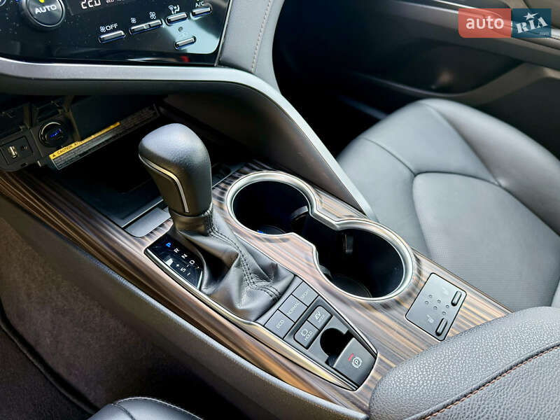 Седан Toyota Camry 2019 в Киеве