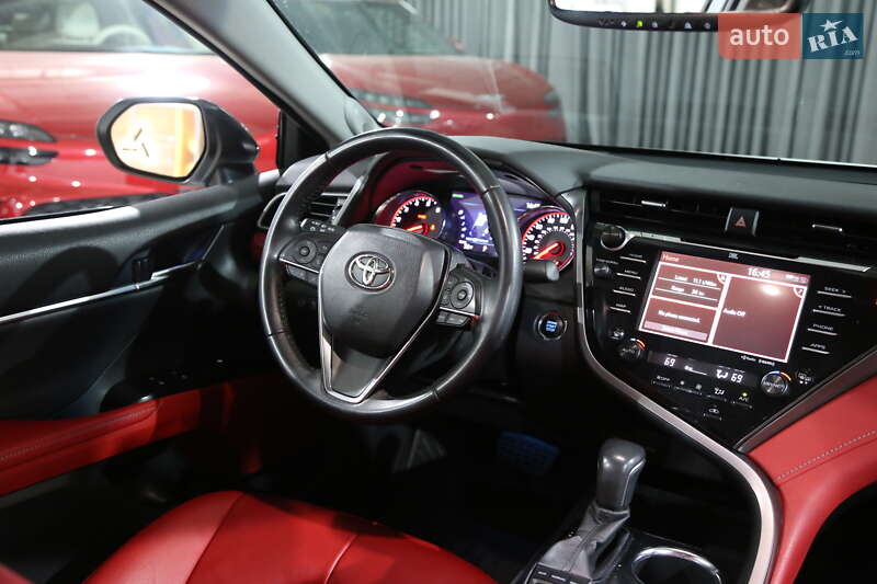 Седан Toyota Camry 2019 в Киеве