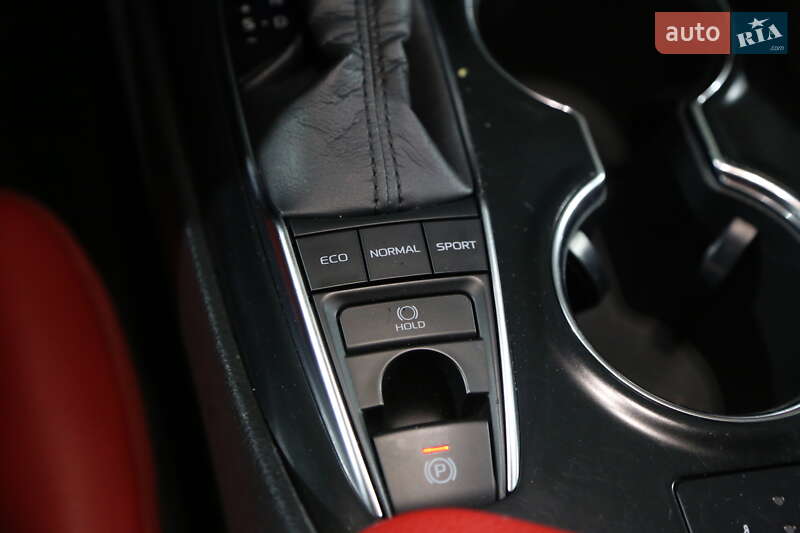 Седан Toyota Camry 2019 в Киеве