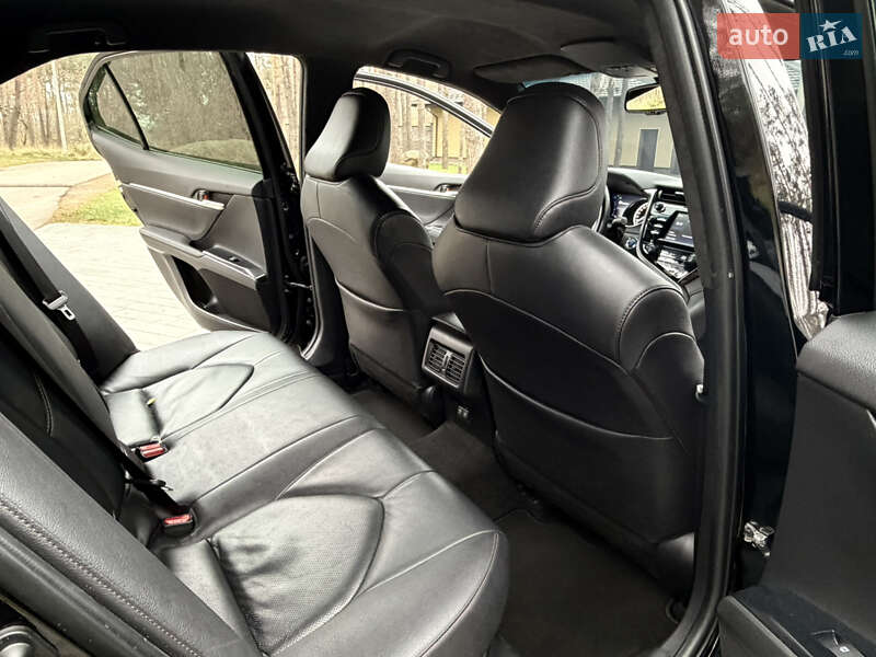 Седан Toyota Camry 2020 в Житомире