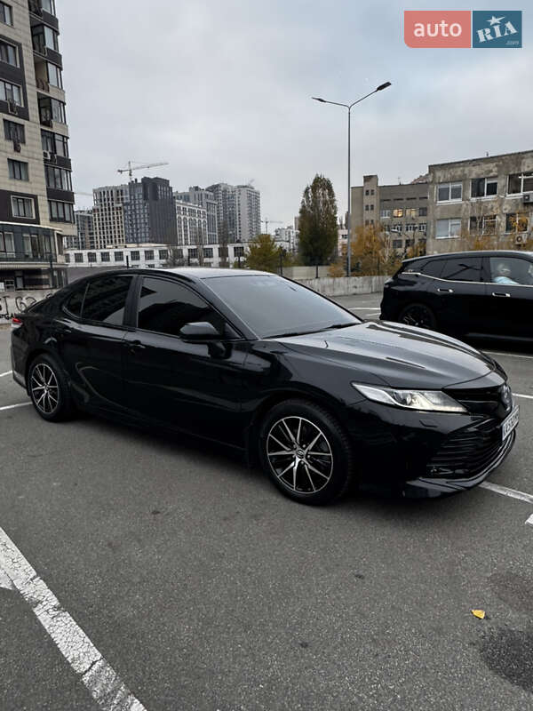 Седан Toyota Camry 2019 в Киеве