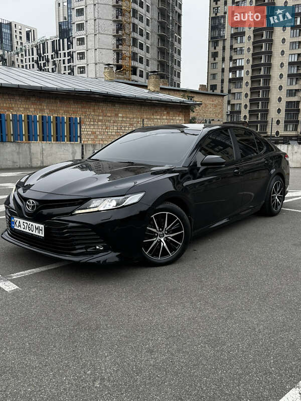 Седан Toyota Camry 2019 в Киеве