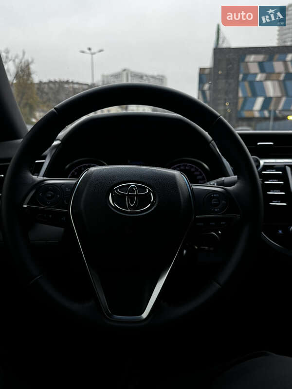Седан Toyota Camry 2019 в Киеве