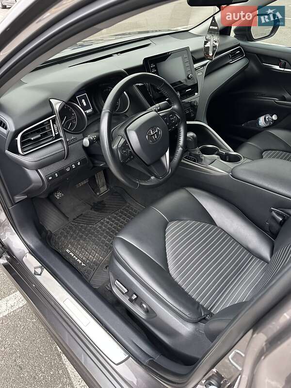 Седан Toyota Camry 2023 в Киеве