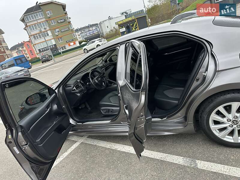 Седан Toyota Camry 2023 в Киеве