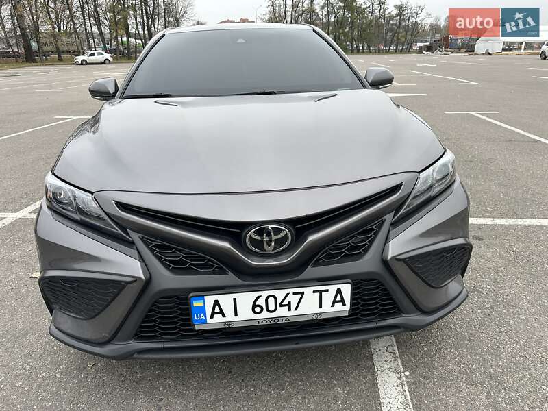 Седан Toyota Camry 2023 в Киеве