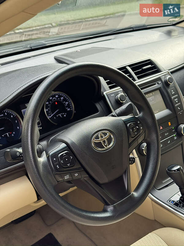Седан Toyota Camry 2016 в Рівному