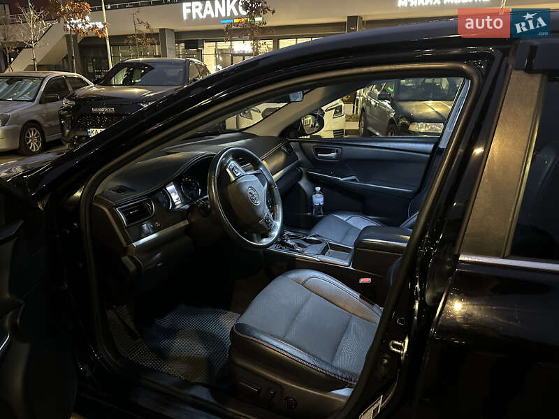 Седан Toyota Camry 2017 в Киеве