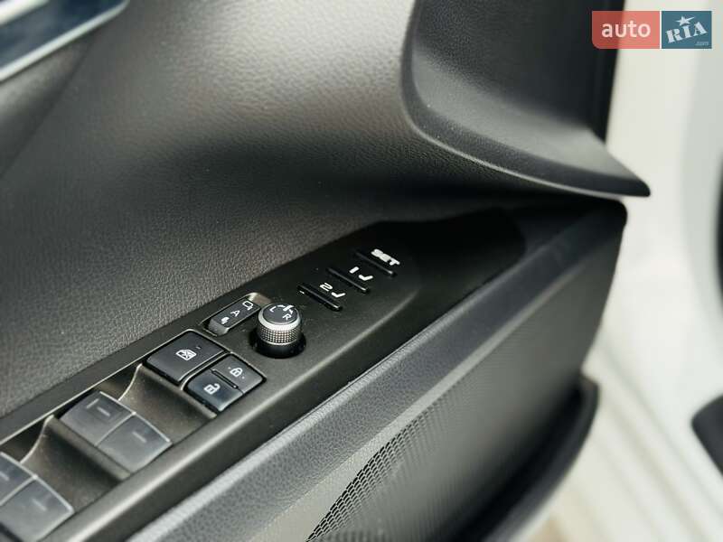 Седан Toyota Camry 2024 в Тернополі