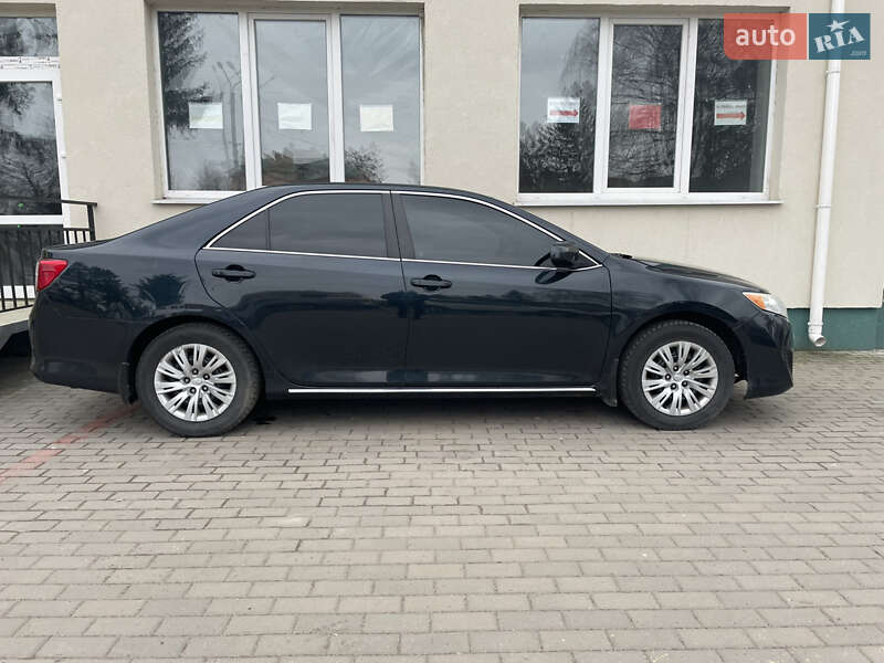 Седан Toyota Camry 2013 в Староконстантинове