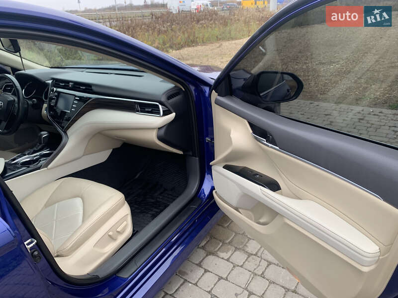 Седан Toyota Camry 2018 в Львове