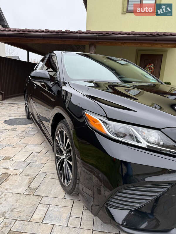 Седан Toyota Camry 2018 в Львове