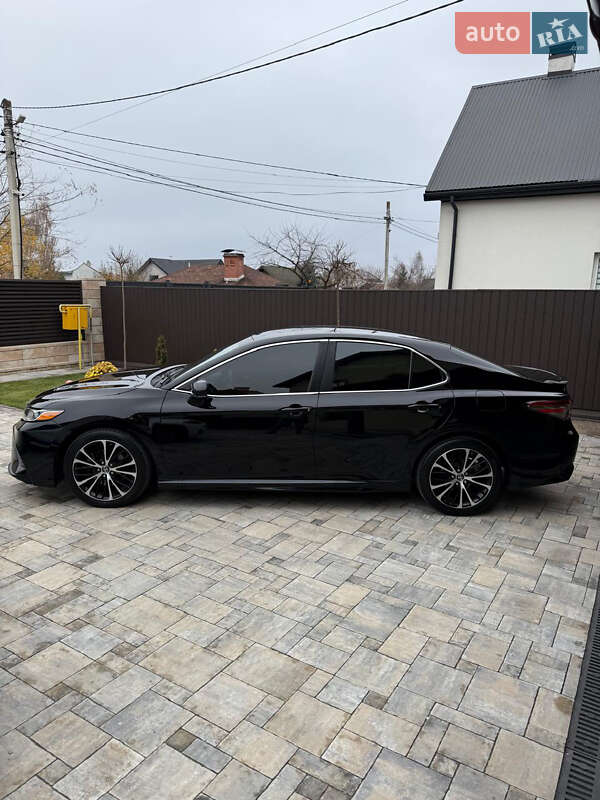 Седан Toyota Camry 2018 в Львове