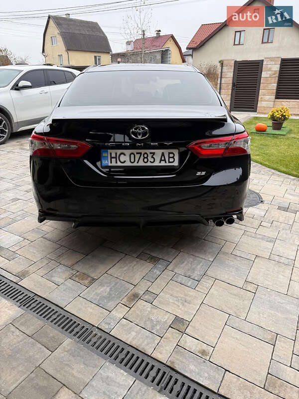 Седан Toyota Camry 2018 в Львове