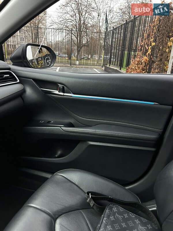 Седан Toyota Camry 2018 в Харкові
