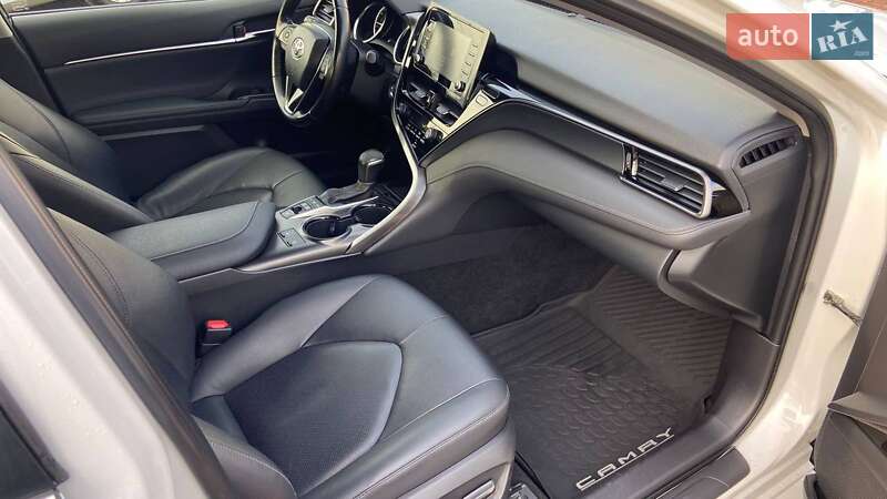 Седан Toyota Camry 2021 в Хмельницком