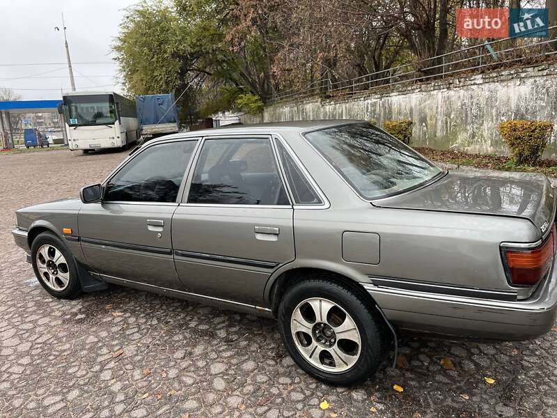 Седан Toyota Camry 1986 в Каменском