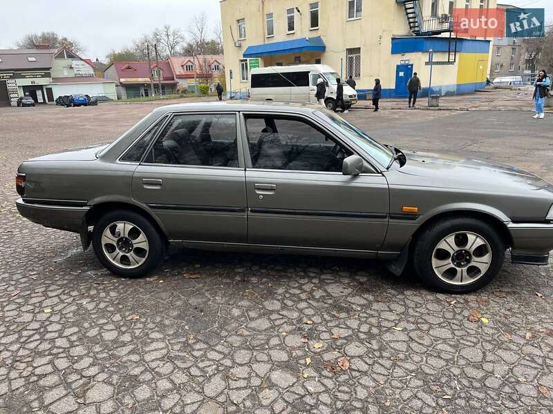 Седан Toyota Camry 1986 в Каменском
