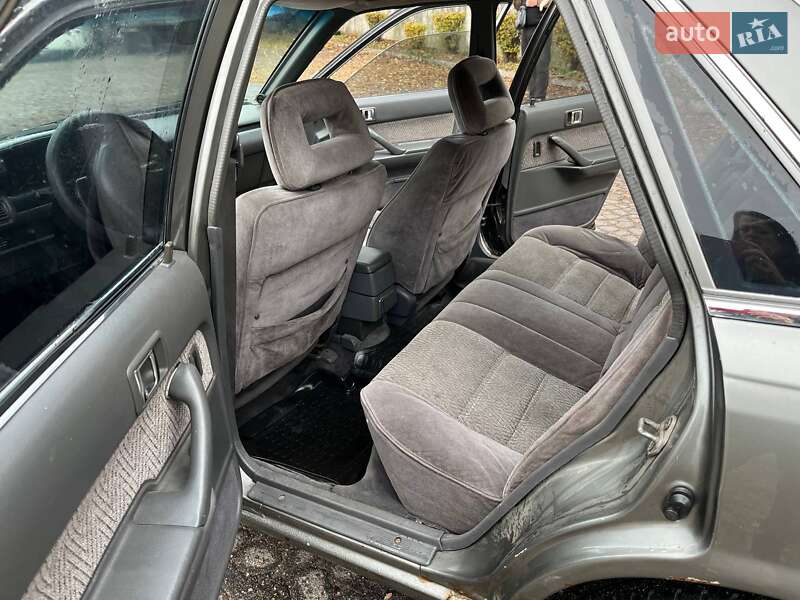 Седан Toyota Camry 1986 в Каменском