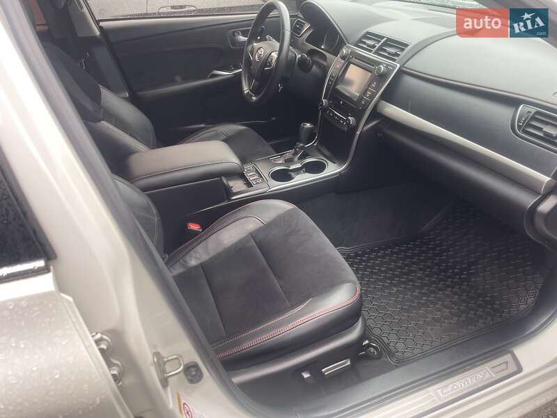 Седан Toyota Camry 2017 в Киеве