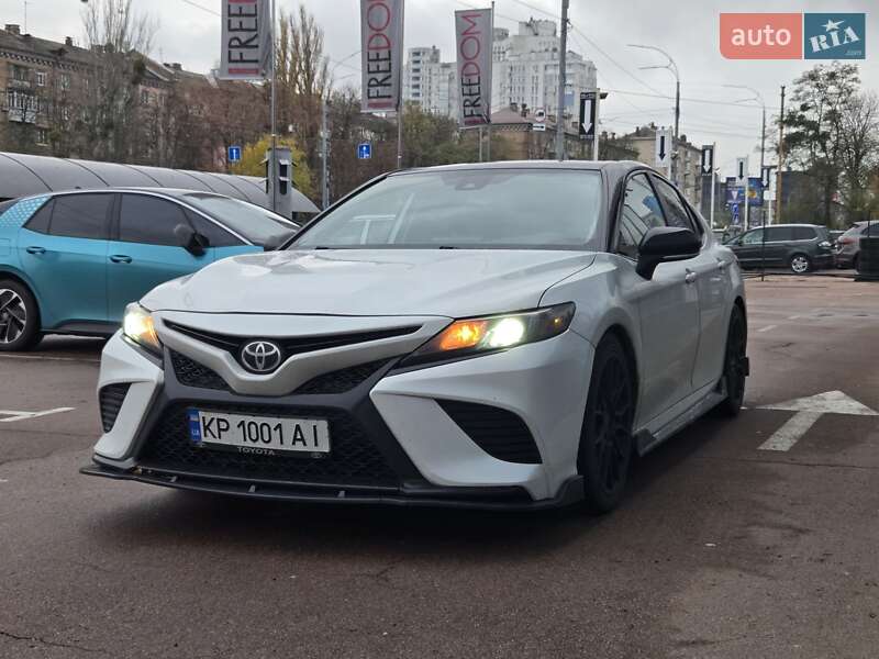 Седан Toyota Camry 2021 в Киеве