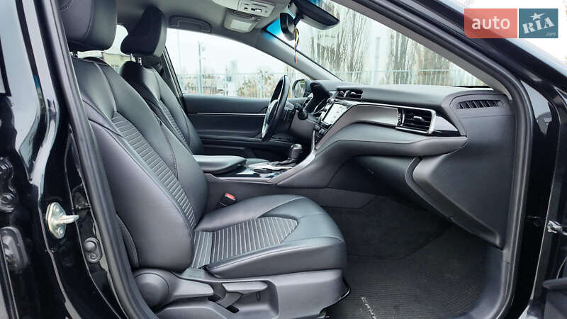 Седан Toyota Camry 2019 в Киеве