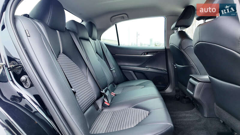 Седан Toyota Camry 2019 в Киеве