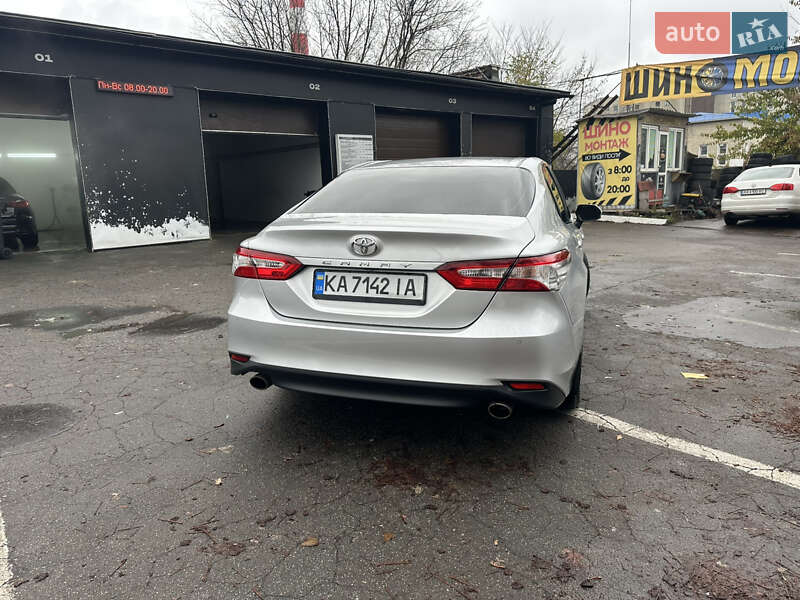 Седан Toyota Camry 2018 в Киеве