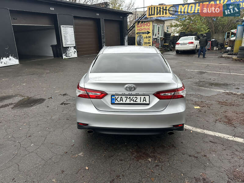 Седан Toyota Camry 2018 в Киеве