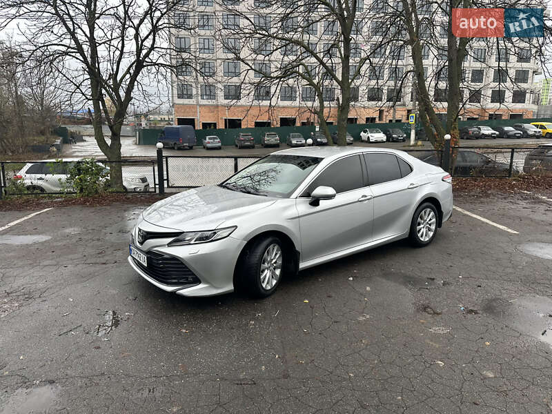 Седан Toyota Camry 2018 в Киеве