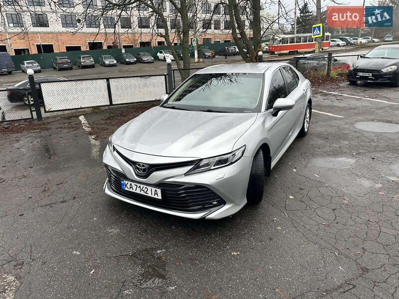 Седан Toyota Camry 2018 в Киеве