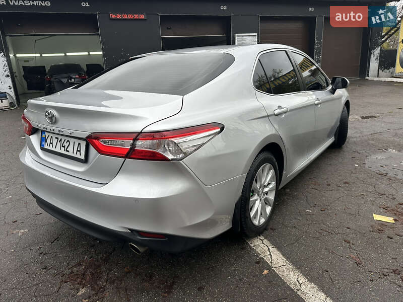 Седан Toyota Camry 2018 в Киеве