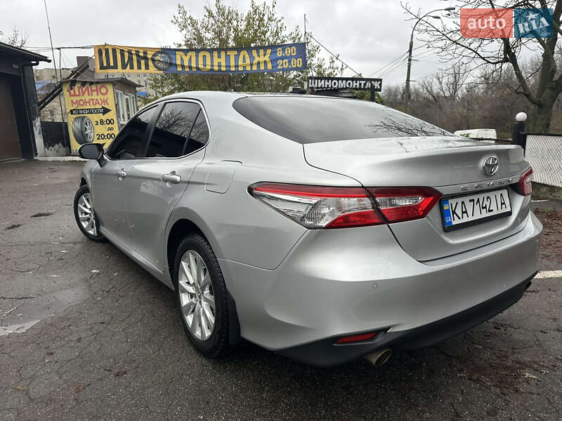 Седан Toyota Camry 2018 в Киеве