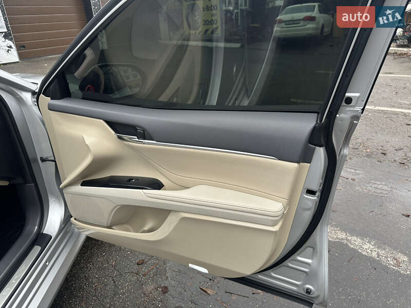 Седан Toyota Camry 2018 в Киеве