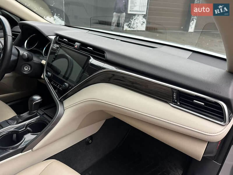 Седан Toyota Camry 2018 в Киеве