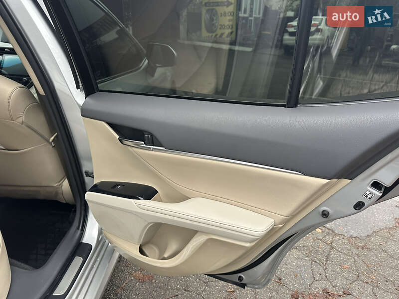 Седан Toyota Camry 2018 в Киеве