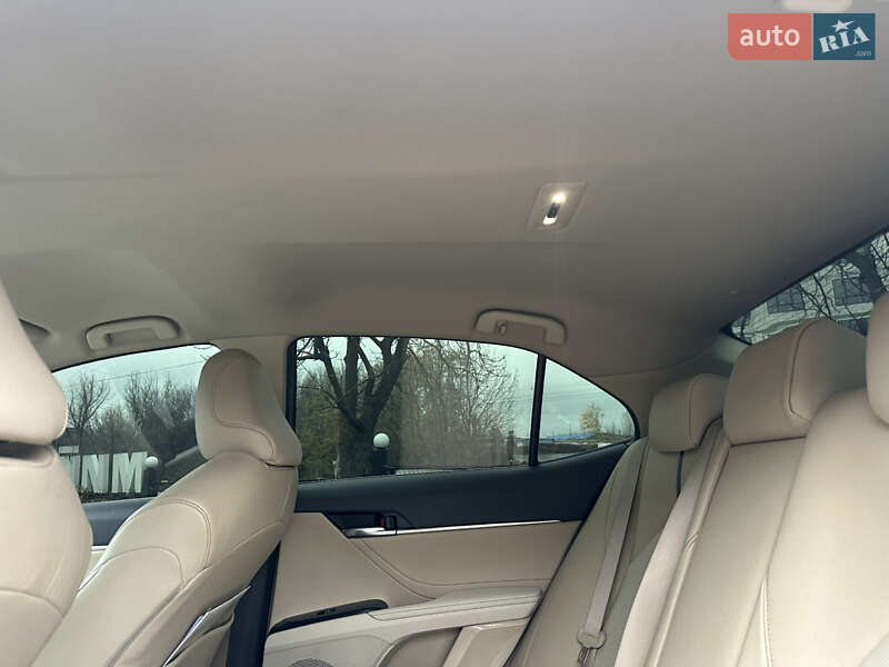 Седан Toyota Camry 2018 в Киеве