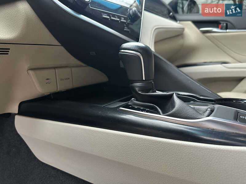 Седан Toyota Camry 2018 в Киеве