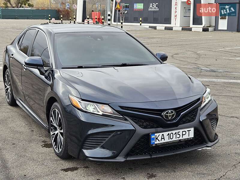 Седан Toyota Camry 2018 в Києві