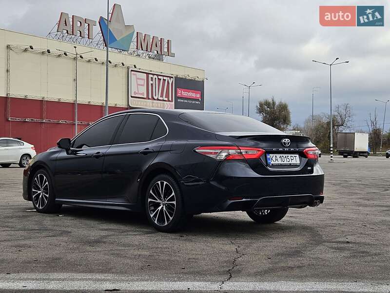 Седан Toyota Camry 2018 в Києві