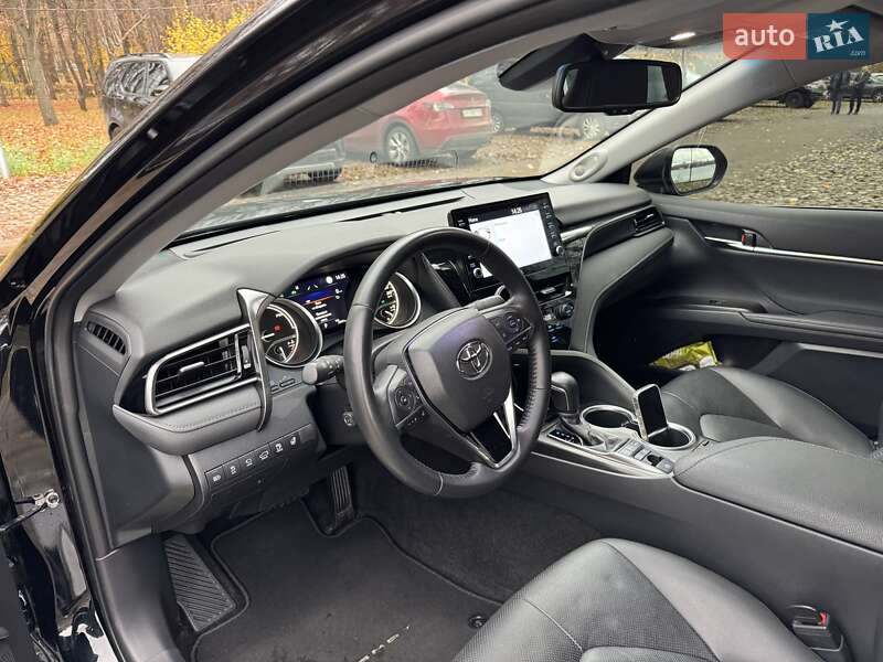 Седан Toyota Camry 2023 в Києві
