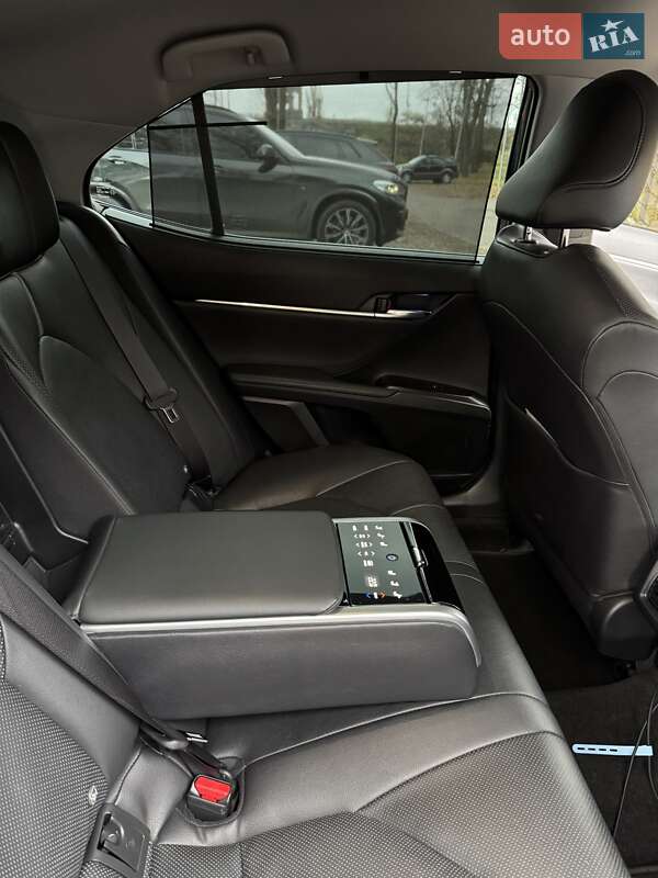 Седан Toyota Camry 2023 в Києві