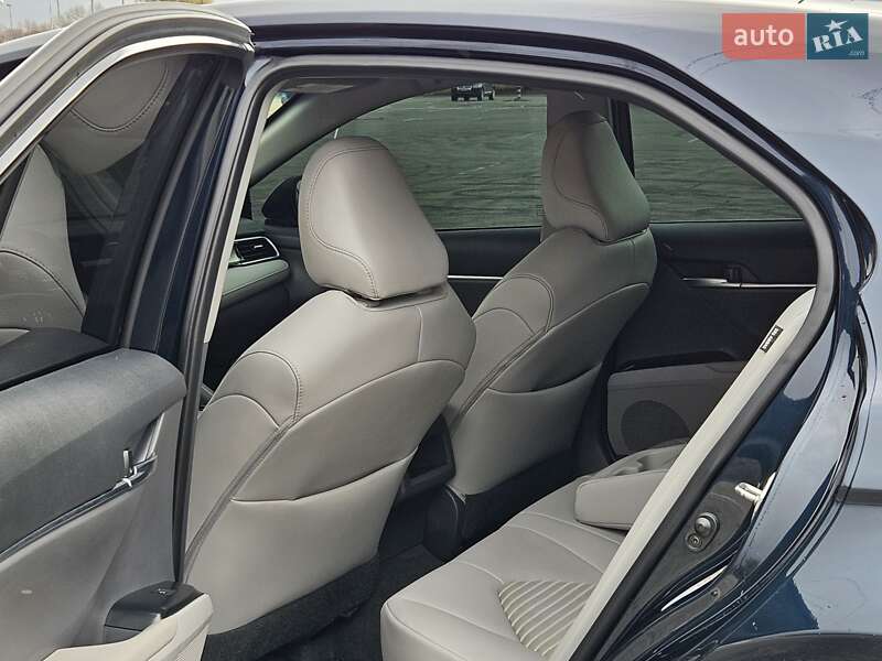 Седан Toyota Camry 2018 в Києві