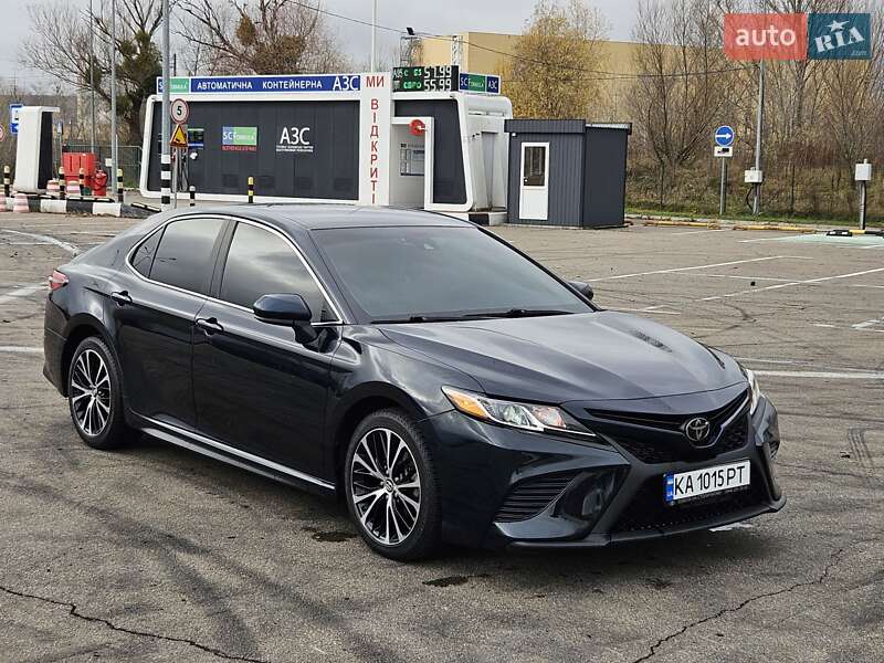 Седан Toyota Camry 2018 в Києві
