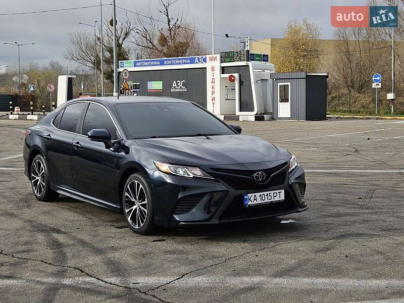 Седан Toyota Camry 2018 в Києві